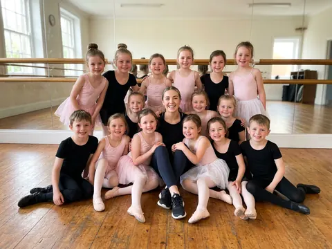 Turma infantil de ballet com a professora na sala de dança