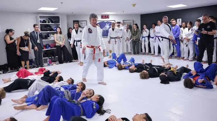 Professor orienta uma turma de jiu-jitsu durante o treino no tatame